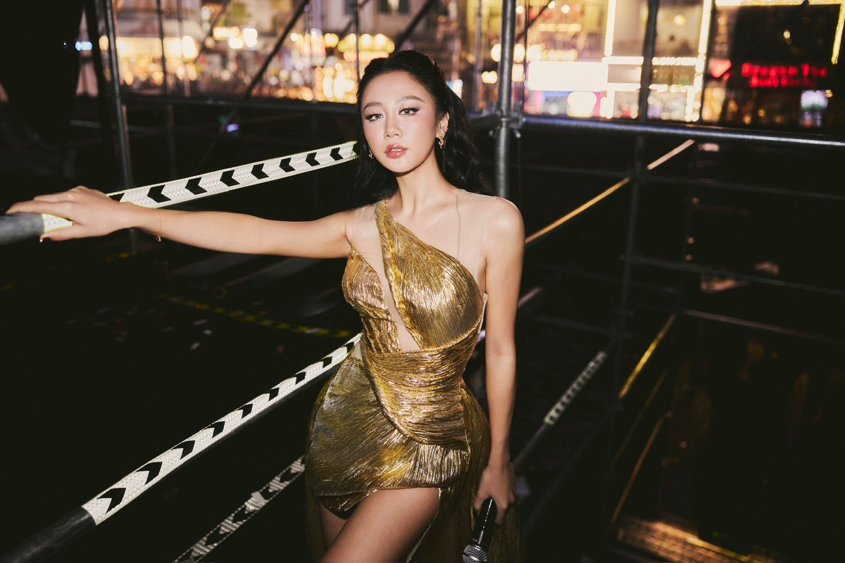 Về chuyện tình cảm, dù từng trải qua nhiều mối tình, Văn Mai Hương thẳng thắn cho biết hiện tại cô muốn giữ đời sống tình cảm cho riêng mình.