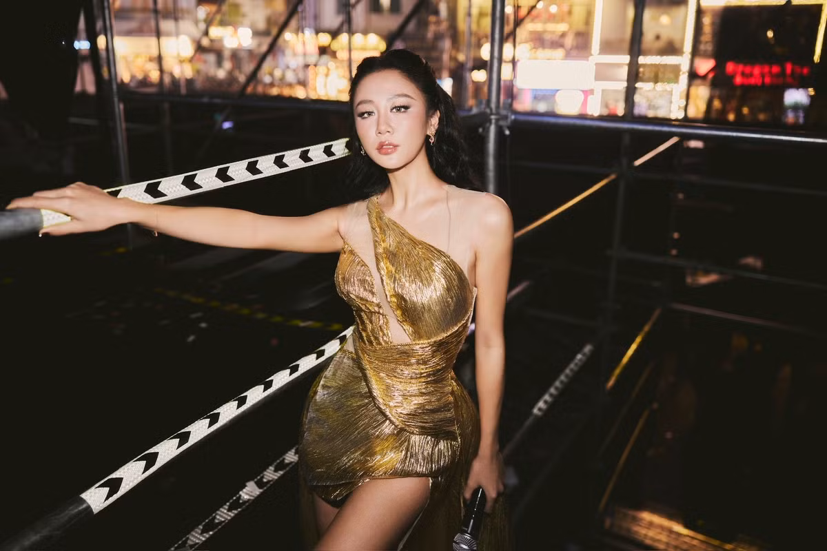 Về chuyện tình cảm, dù từng trải qua nhiều mối tình, Văn Mai Hương thẳng thắn cho biết hiện tại cô muốn giữ đời sống tình cảm cho riêng mình.