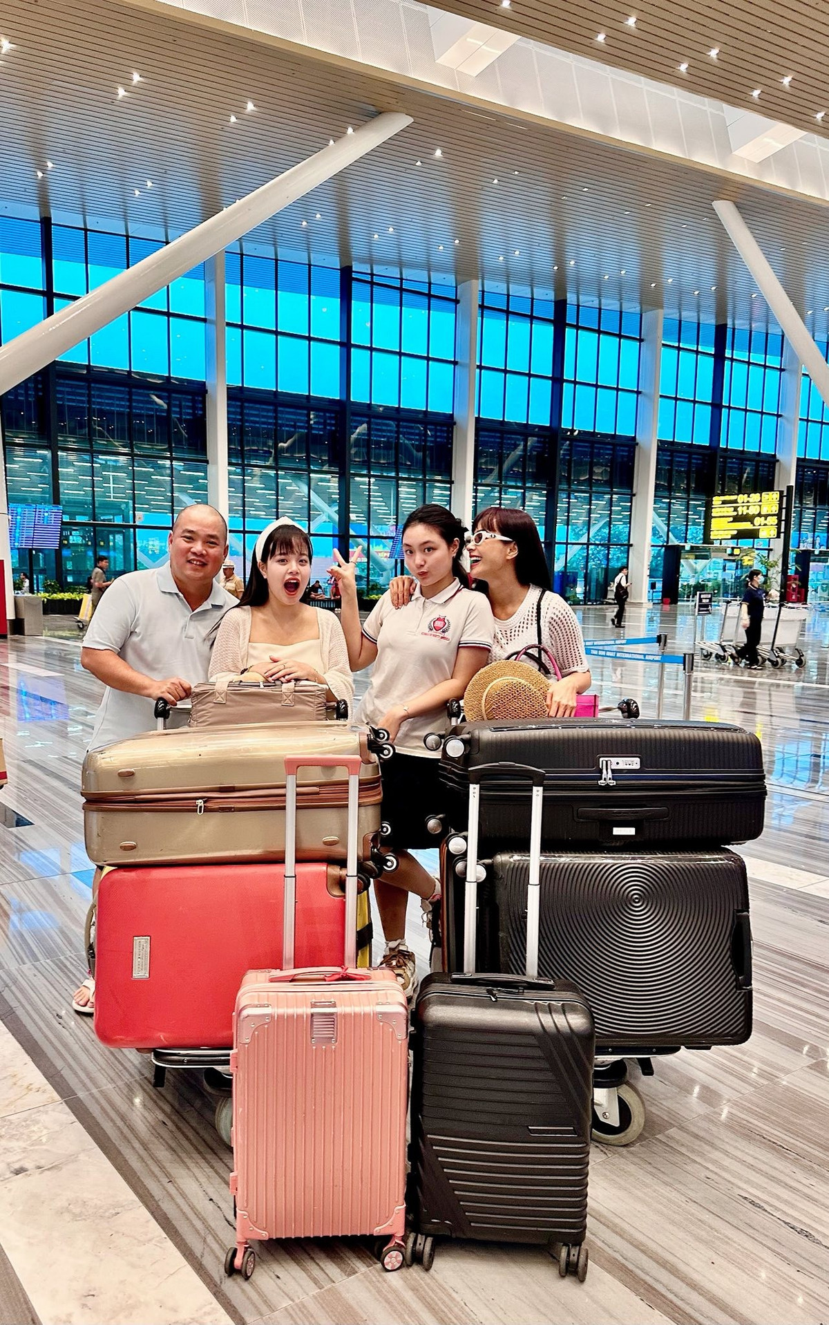 Cựu mẫu Thuý Hạnh tiễn con gái lớn du học trời tây. Ảnh: FB Bui Thuy Hanh