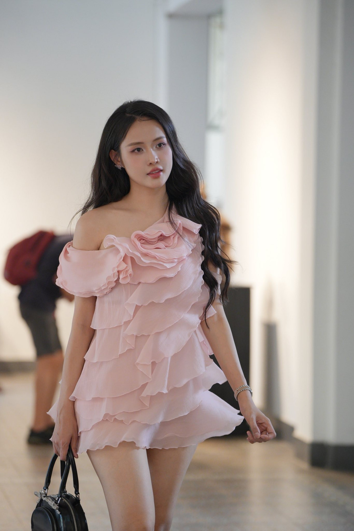 Trên mạng xã hội, những hình ảnh đời thường hay dự sự kiện của Trương Mỹ Nhân nhanh chóng thu hút sự quan tâm lớn.