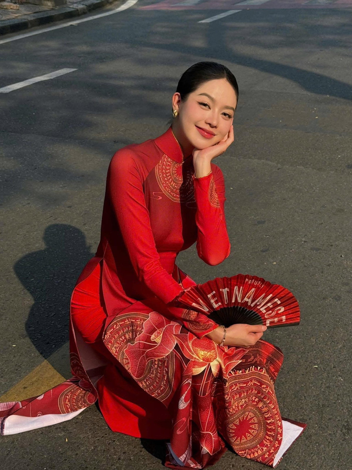 Không chỉ ngày càng xinh đẹp, Thanh Thủy còn ghi điểm bởi phong thái tự tin, ứng xử khéo léo và trái tim nhân ái.