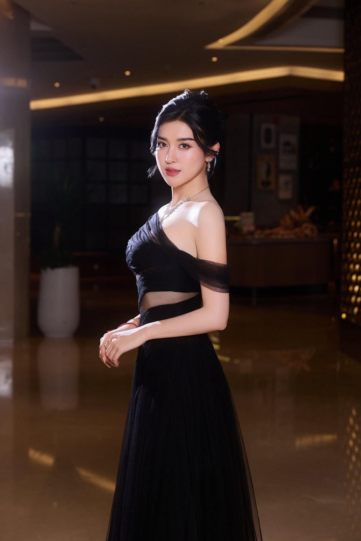 Huyền My khoe bờ vai thon gầy trong một sự kiện. Ảnh: FB Nguyen Tran Huyen My