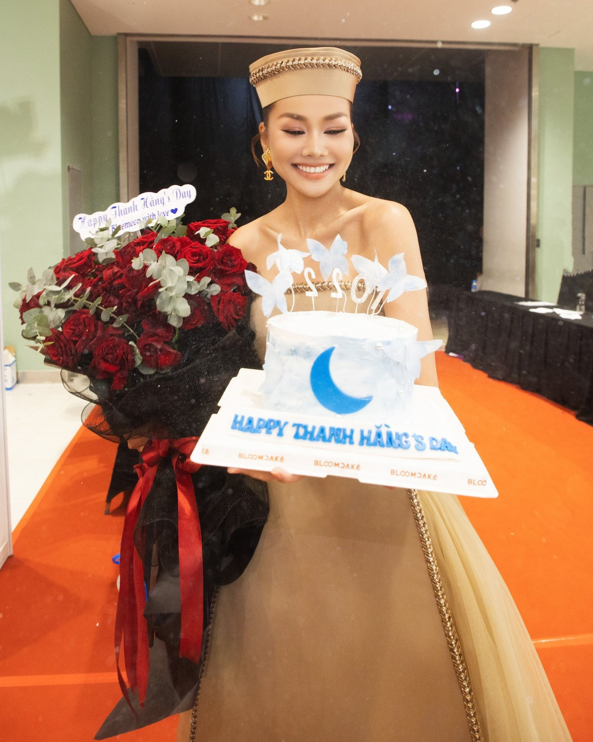 Siêu mẫu Thanh Hằng hạnh phúc khi các fan chờ sẵn để tạo bất ngờ và chúc mừng sinh nhật sớm cho cô, sau đêm chung kết Hoa khôi Sinh viên Việt Nam 2025. Ảnh: FB Thanh Hằng