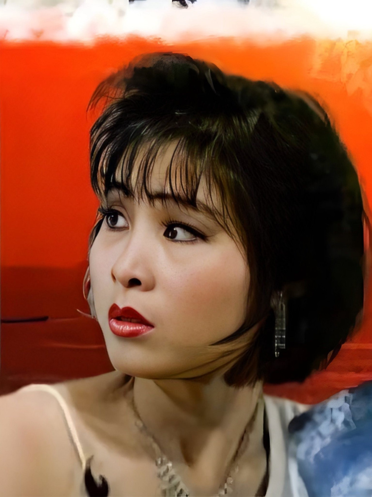 Trong một chương trình truyền hình, NSND Hồng Vân từng tiết lộ thời còn là sinh viên trường sân khấu, cô được nhiều chàng trai theo đuổi nhờ ngoại hình nổi bật. Điều này càng khiến khán giả thêm tò mò và thích thú khi nhìn lại hình ảnh một Hồng Vân trẻ trung, đầy sức sống của những năm tháng thanh xuân.