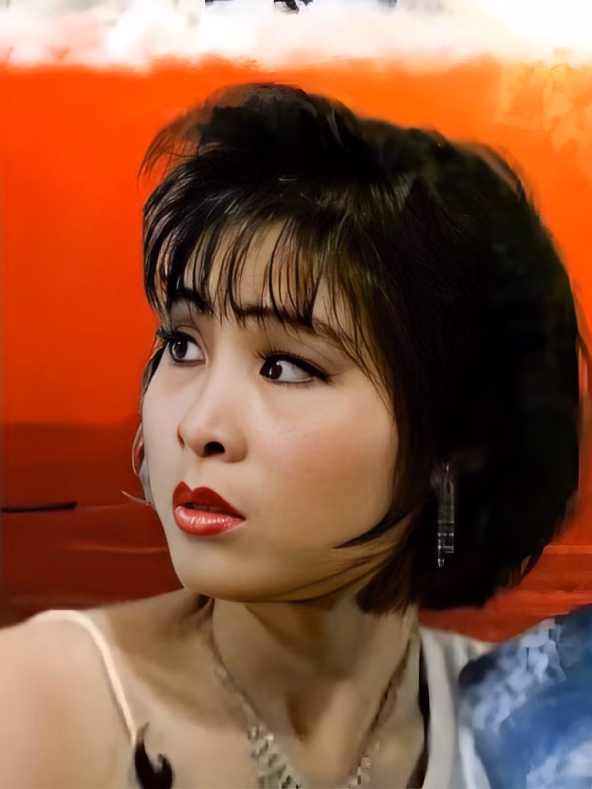 Trong một chương trình truyền hình, NSND Hồng Vân từng tiết lộ thời còn là sinh viên trường sân khấu, cô được nhiều chàng trai theo đuổi nhờ ngoại hình nổi bật. Điều này càng khiến khán giả thêm tò mò và thích thú khi nhìn lại hình ảnh một Hồng Vân trẻ trung, đầy sức sống của những năm tháng thanh xuân.