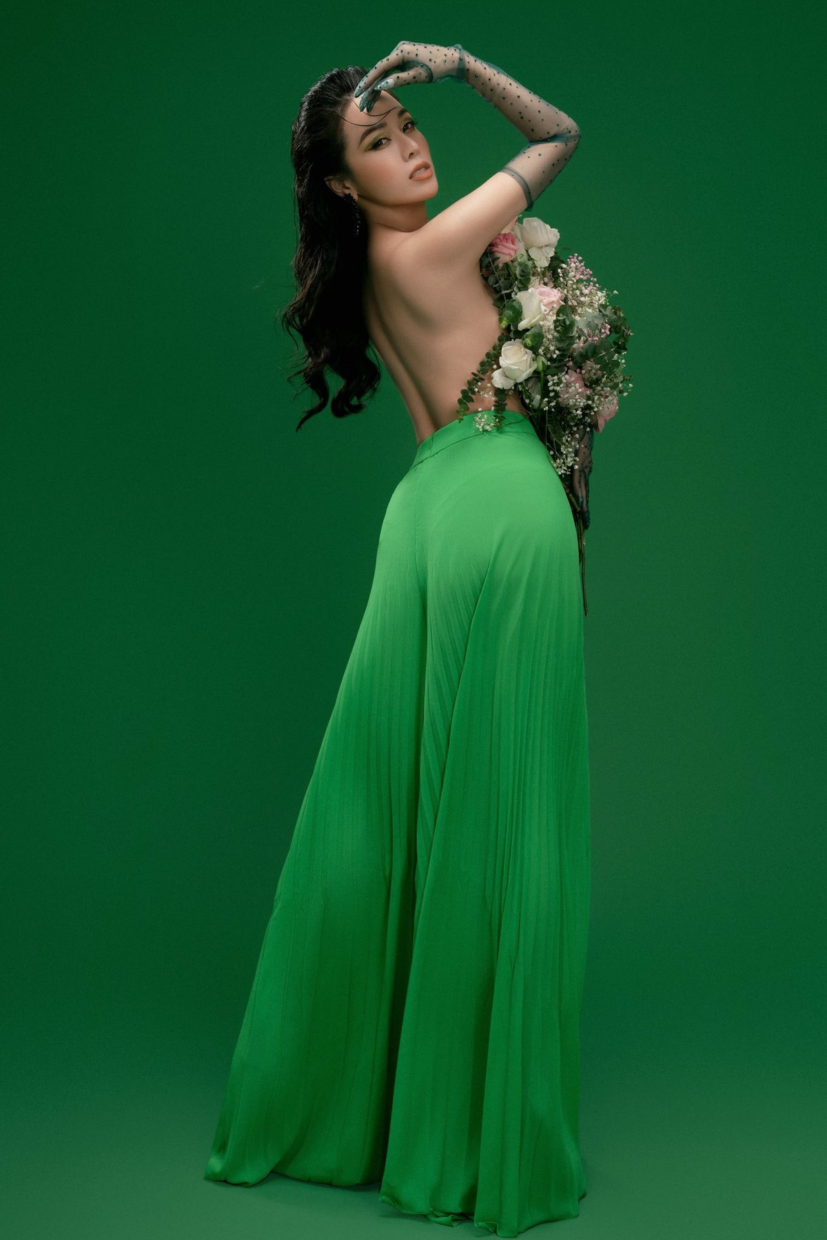 Ở tuổi 40, nhan sắc của nữ ca sĩ được nhận xét ngày càng mặn mà, đằm thắm, toát lên nét dịu dàng nhưng vẫn đầy cuốn hút.