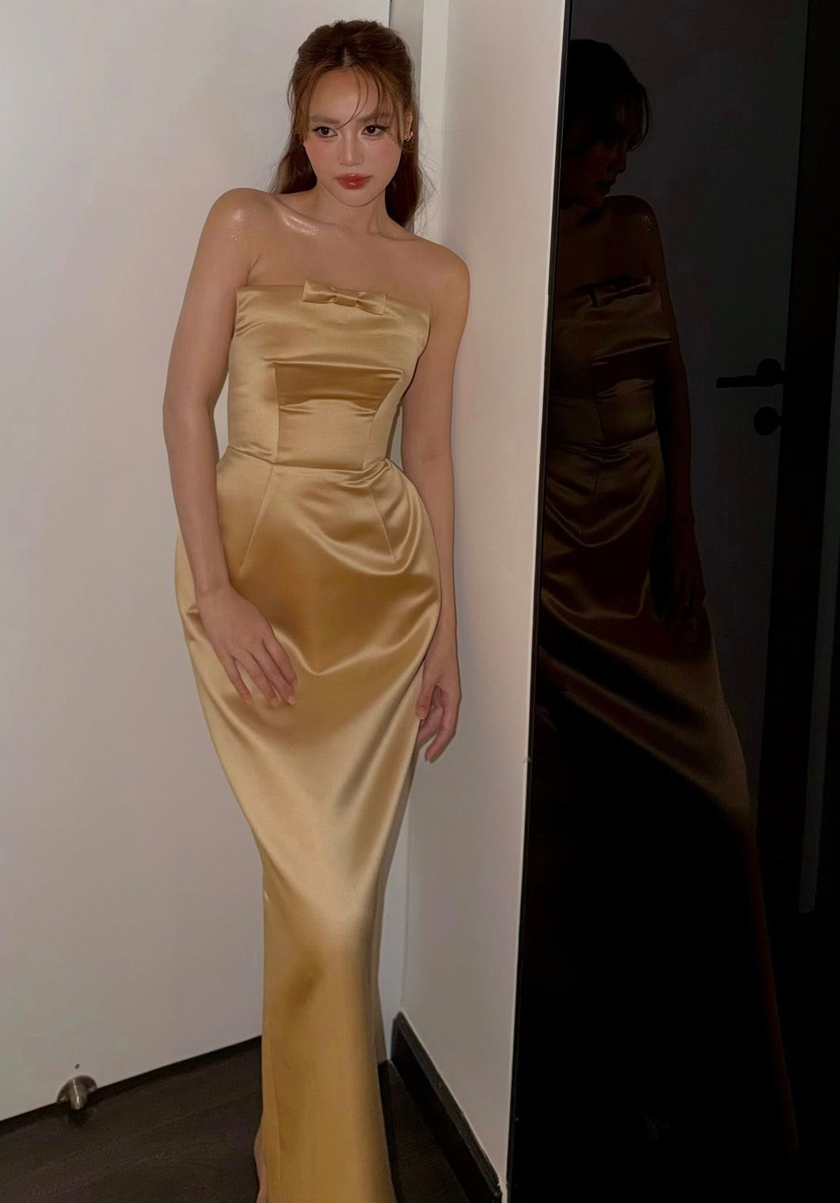 Lớp makeup sắc sảo kết hợp cùng làn da mịn màng không tì vết càng làm nổi bật các đường nét gương mặt hài hòa của nữ diễn viên.