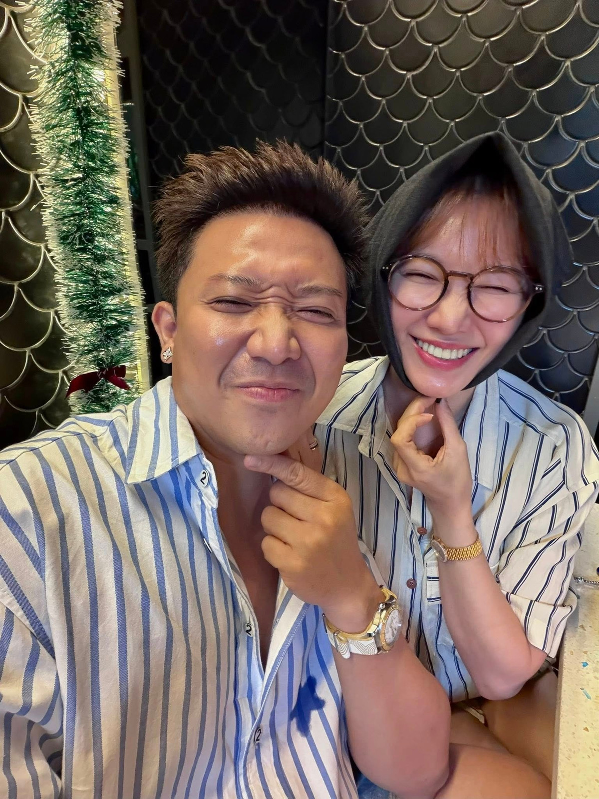 MC Trấn Thành cùng bà xã Hari Won mặc áo đôi đi hẹn hò ăn tối. Ảnh: FB Trấn Thành