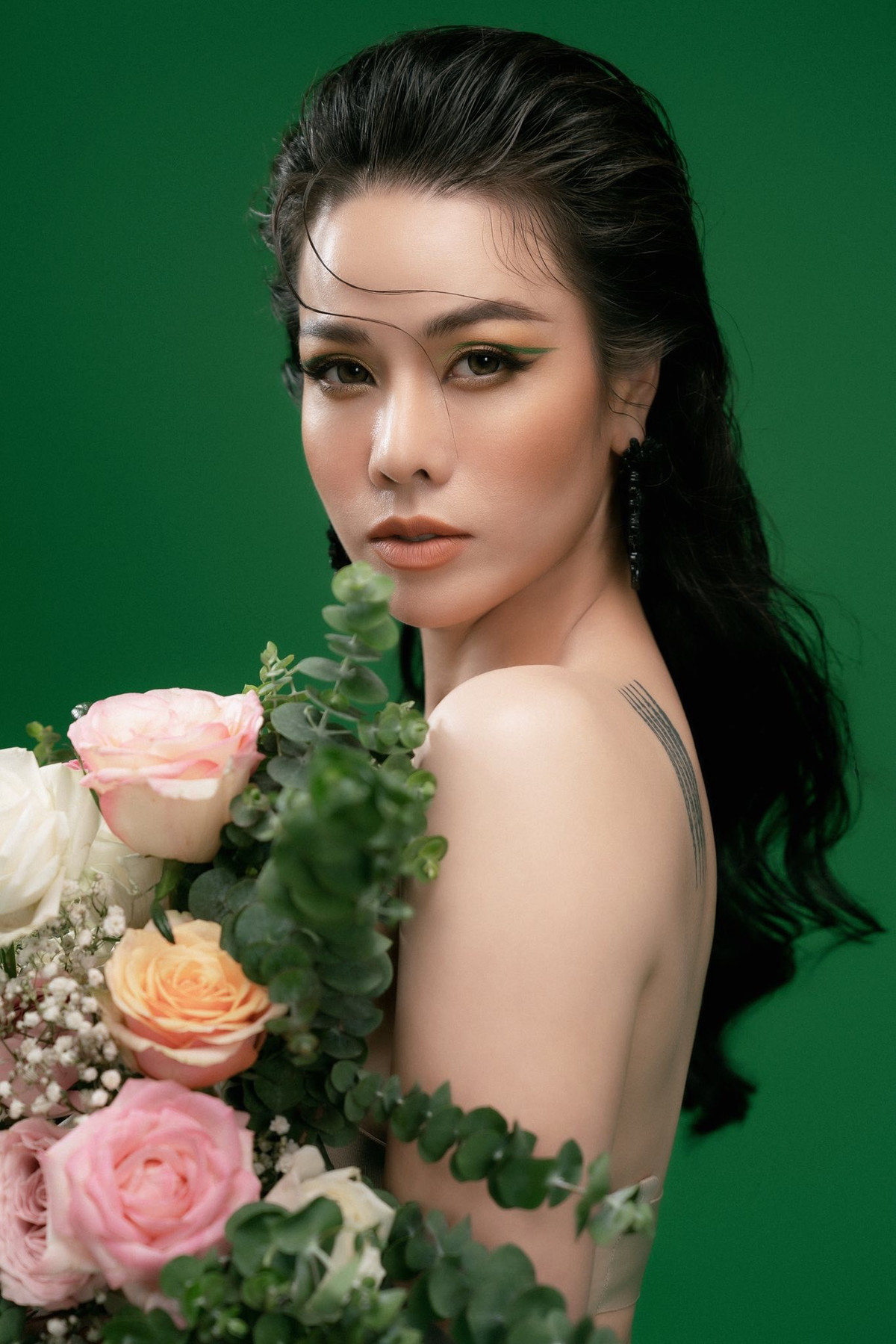 Lựa chọn trang phục táo bạo nhưng tinh tế giúp nữ ca sĩ tôn lên đường nét mềm mại, quyến rũ mà vẫn giữ được vẻ sang trọng, chừng mực.