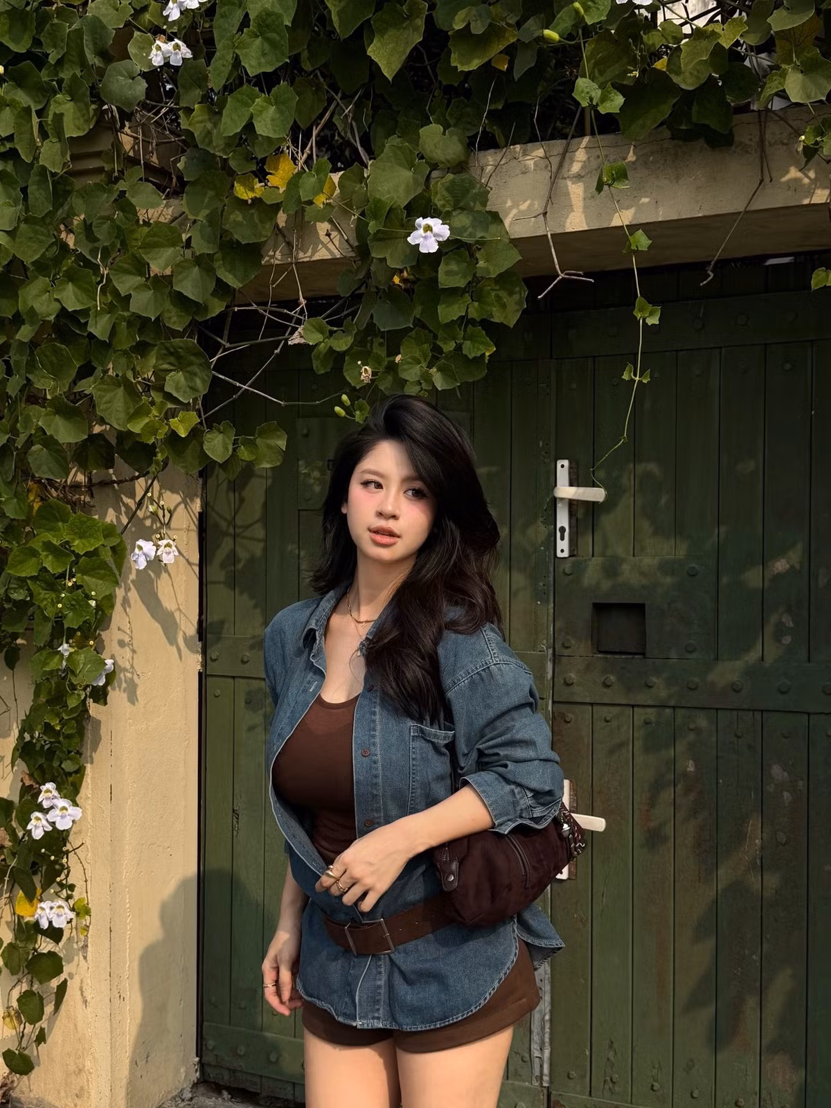 Hàn Hằng (sinh năm 1999, quê Thanh Hoá) là gương mặt quen thuộc trên mạng xã hội với hơn 880.000 người theo dõi. Cô sở hữu chiều cao 1m65 cùng số đo ba vòng 90 - 60 - 90 cm.