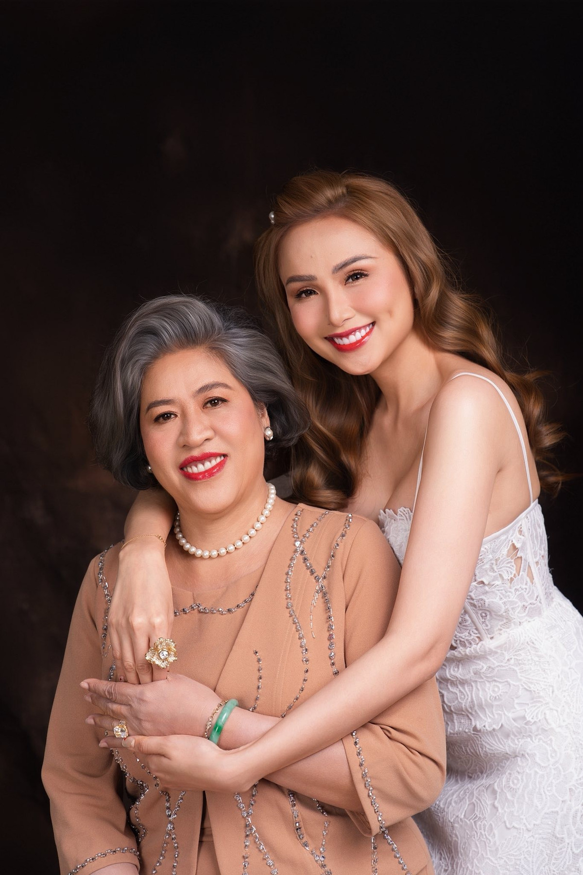 Hoa hậu Diễm Hương đăng ảnh tình cảm bên mẹ nhân mùa Vu Lan. Ảnh: FB Maria Diễm Hương