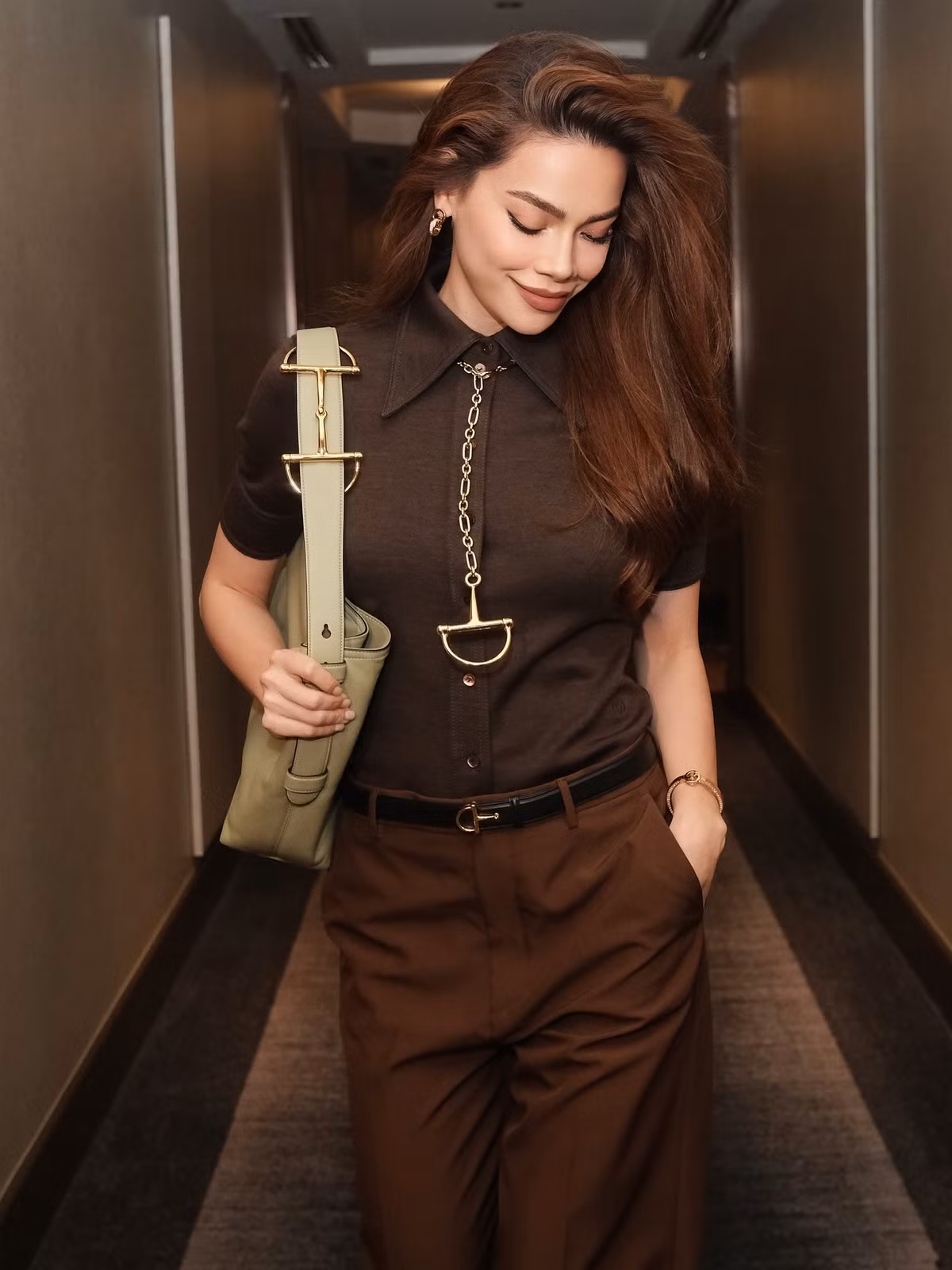 "Nữ hoàng giải trí" không ngừng biến hóa và đổi mới phong cách của mình qua nhiều sự kiện. Người đẹp luôn biết cách chọn lựa những trang phục tôn lên vóc dáng và tạo nên vẻ ngoài quý phái, tinh tế. Ảnh: FB Ho Ngoc Ha