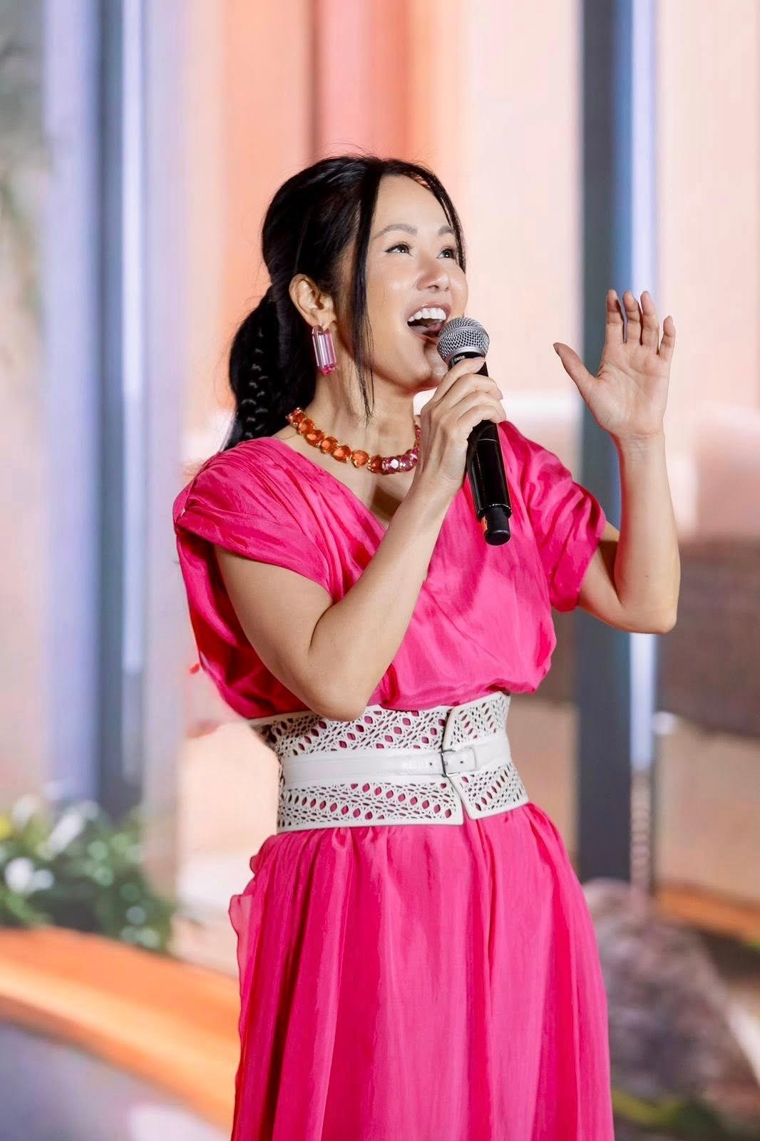 Ca sĩ Hồng Nhung biểu diễn tại một sự kiện ở TP HCM. Ảnh: FB Le Hong Nhung