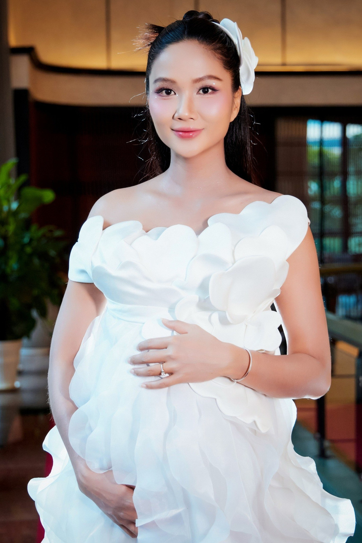 Phong cách thời trang của H’Hen Niê khi mang thai thiên về tối giản nhưng cá tính. Người đẹp ưu tiên váy dáng suông hoặc thiết kế ôm nhẹ, sử dụng gam màu trung tính cùng những đường cắt xẻ phóng khoáng. Ảnh: FB H’Hen Niê