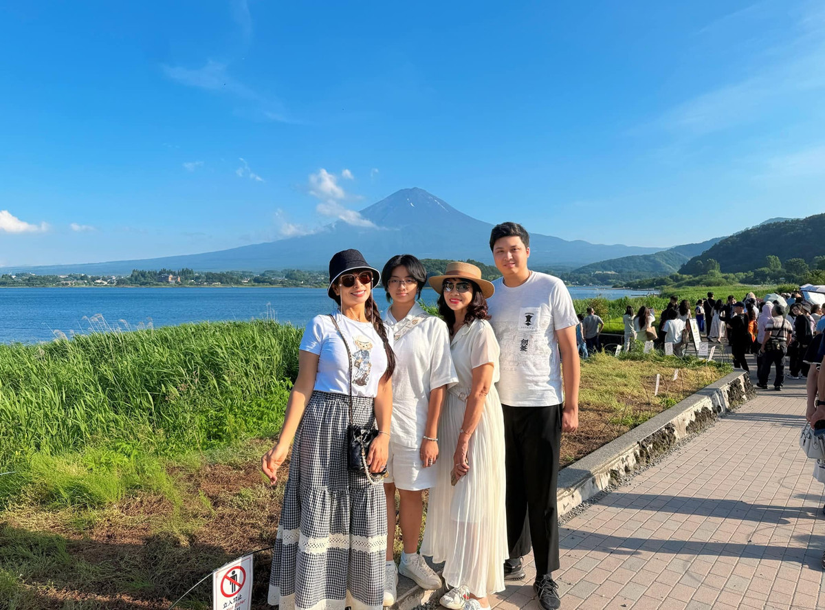 Cựu mẫu Thuý Hằng cùng người thân khám phá đất nước mặt trời mọc. Ảnh: FB Bui Thuy Hang