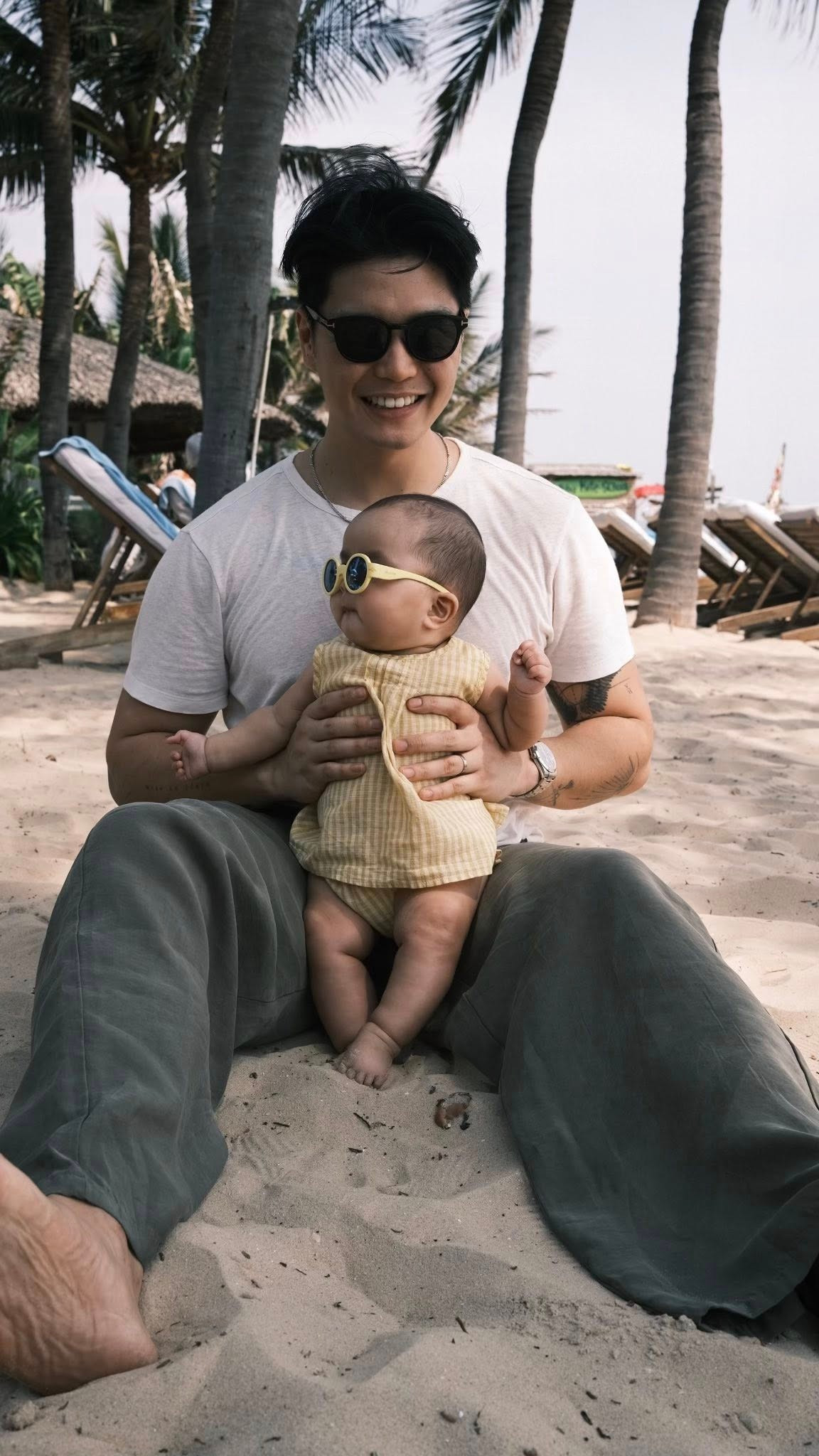 Diễn viên Ngô Thanh Vân và ông xã Huy Trần hiếm hoi đăng ảnh rõ mặt tiểu công chúa trong chuyến đi Mũi Né. Ảnh: FB Huy Trần