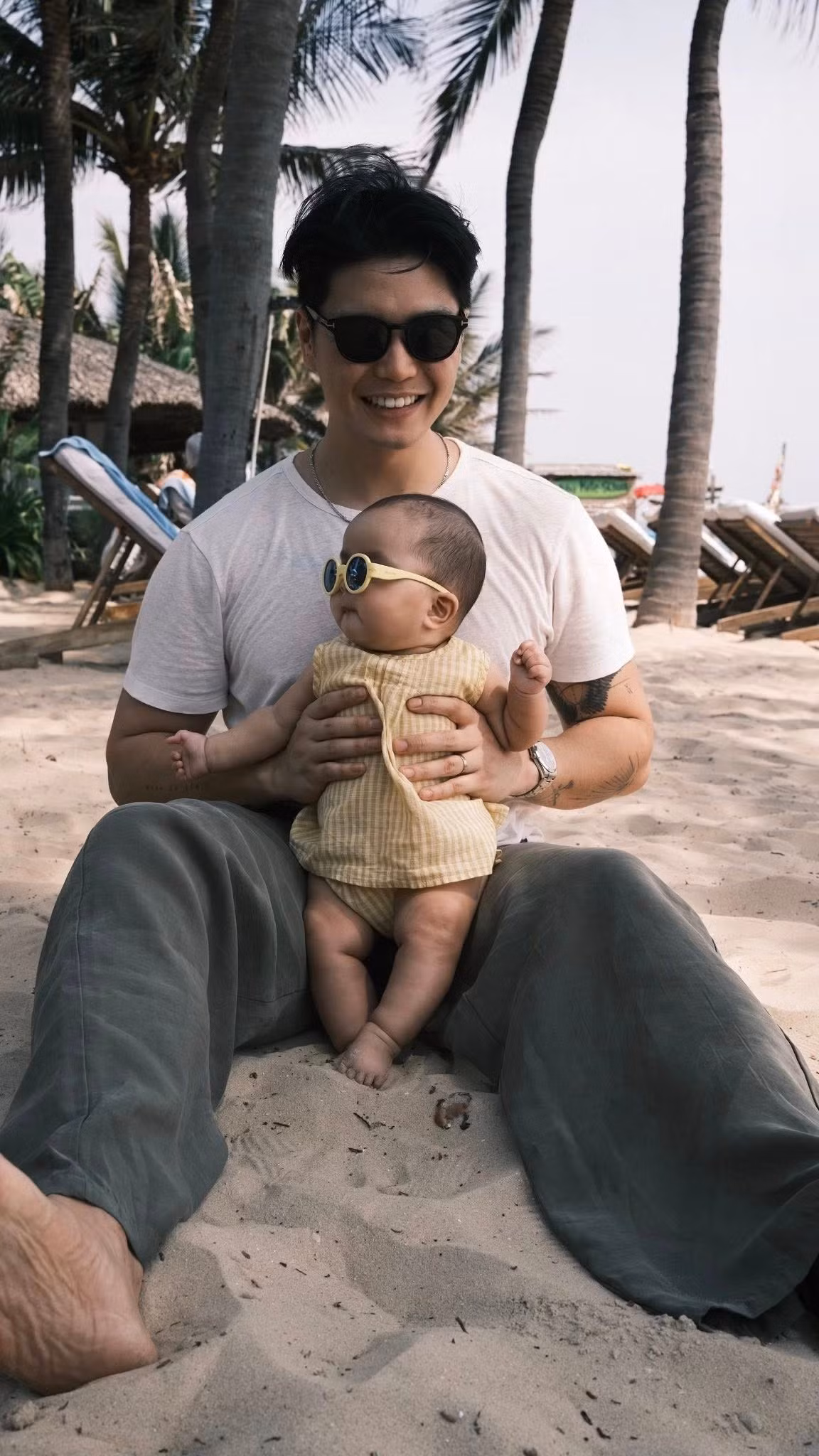 Diễn viên Ngô Thanh Vân và ông xã Huy Trần hiếm hoi đăng ảnh rõ mặt tiểu công chúa trong chuyến đi Mũi Né. Ảnh: FB Huy Trần