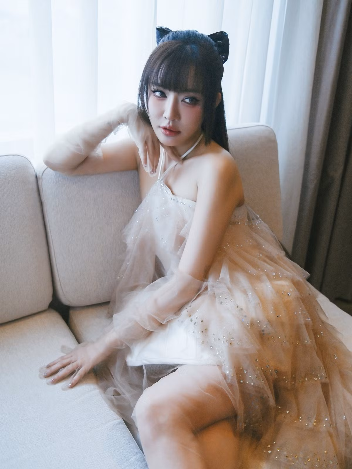 Nhiều khán giả nhận xét, nhan sắc của nữ ca sĩ như “lão hóa ngược”, càng ngày càng thăng hạng và quyến rũ hơn theo thời gian.