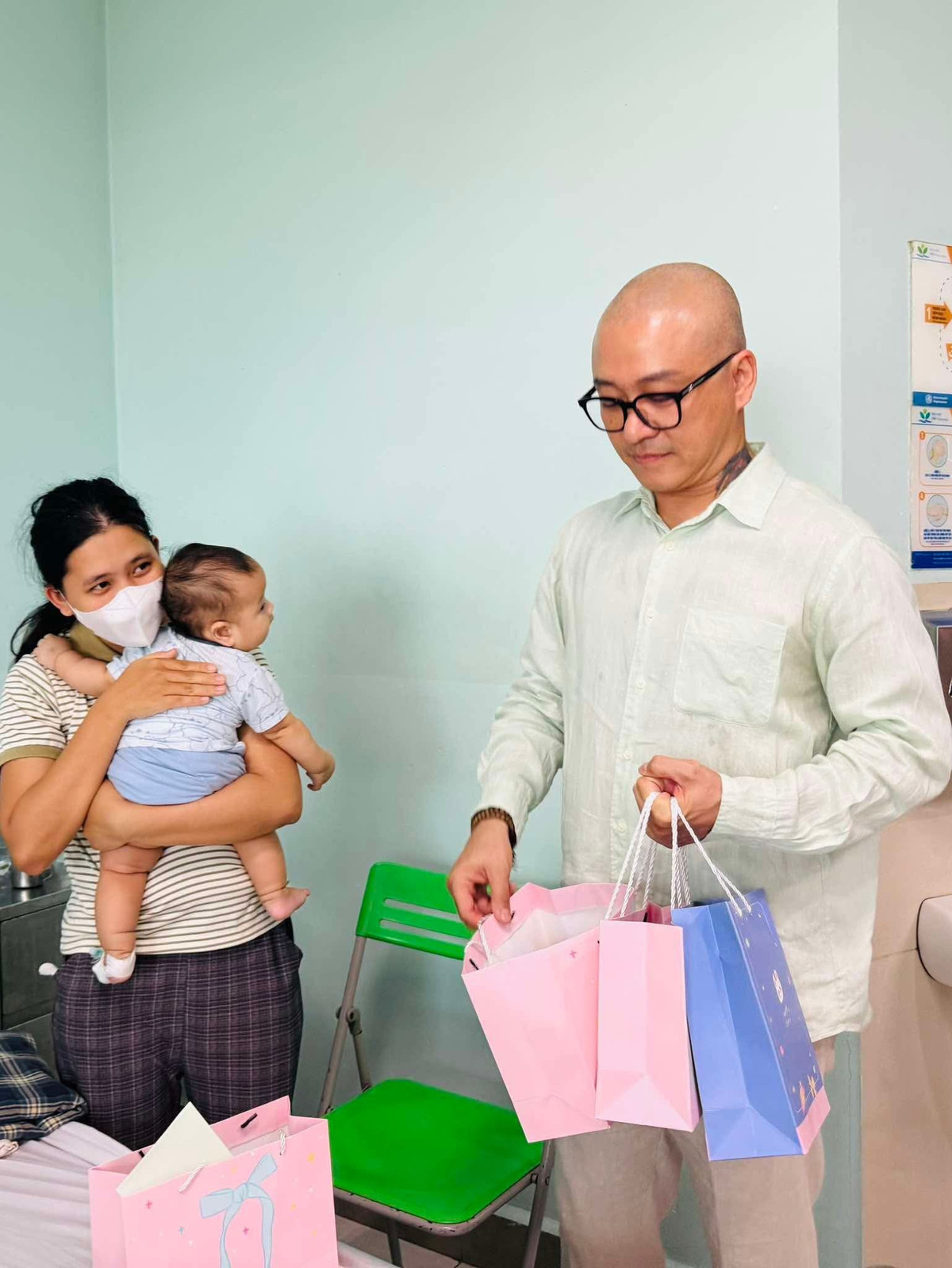 Vợ chồng Tuấn Hưng - Hương Baby đi trao quà từ thiện tại Bệnh viện nhi Trung ương. Ảnh: FB Trần Thu Hương