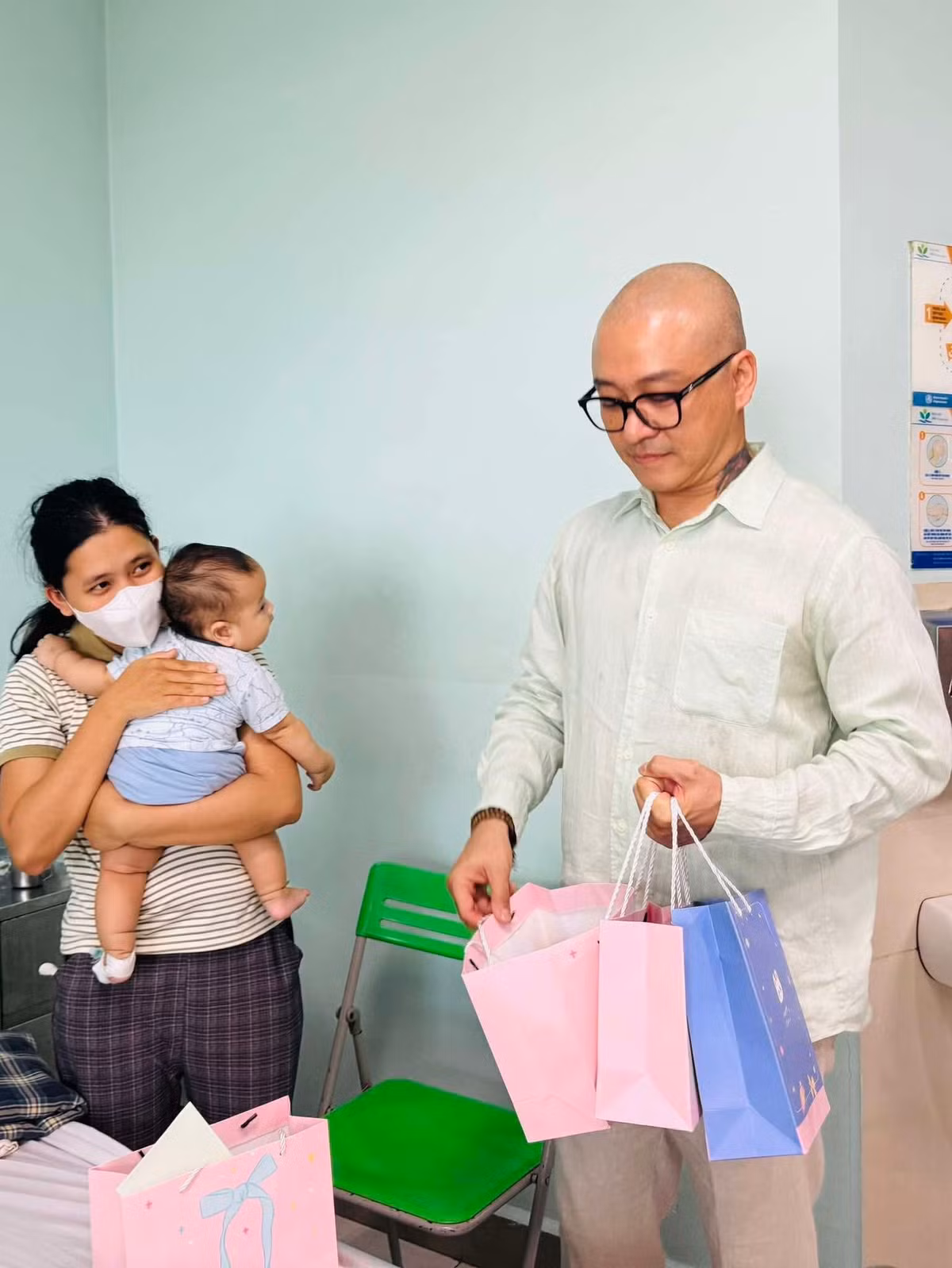 Vợ chồng Tuấn Hưng - Hương Baby đi trao quà từ thiện tại Bệnh viện nhi Trung ương. Ảnh: FB Trần Thu Hương