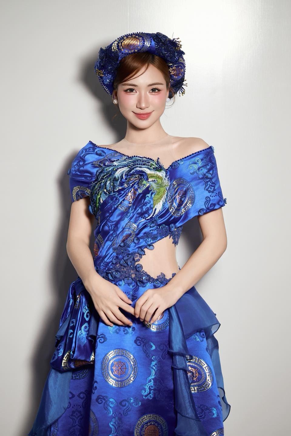 Hòa Minzy biểu diễn tại Lễ Hội Văn Hoá Thế Giới được tổ chức tại Hà Nội lần thứ nhất. Ảnh: FB Hòa Minzy