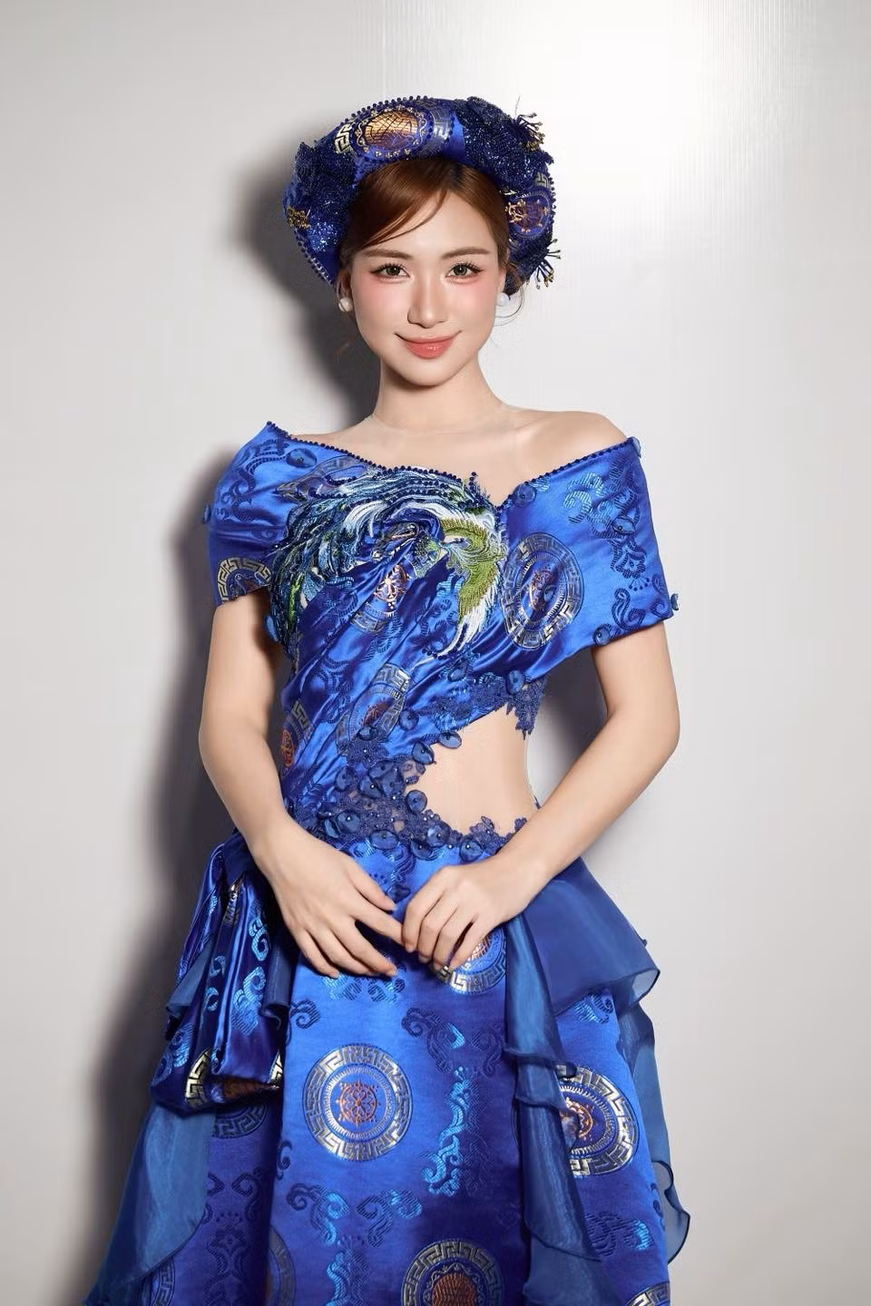 Hòa Minzy biểu diễn tại Lễ Hội Văn Hoá Thế Giới được tổ chức tại Hà Nội lần thứ nhất. Ảnh: FB Hòa Minzy