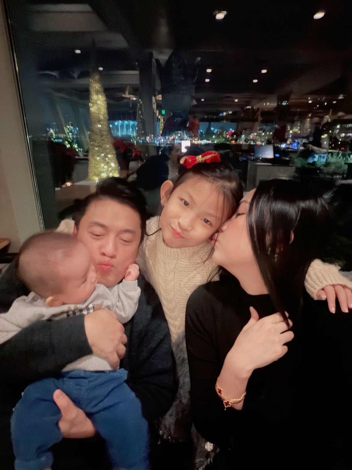 Đáng chú ý, ở tuổi 51, Lam Trường chào đón con thứ ba, tiếp tục hành trình làm cha với nhiều niềm vui và cảm xúc đặc biệt.