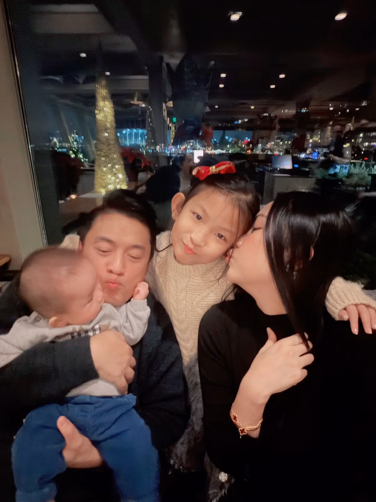 Đáng chú ý, ở tuổi 51, Lam Trường chào đón con thứ ba, tiếp tục hành trình làm cha với nhiều niềm vui và cảm xúc đặc biệt.