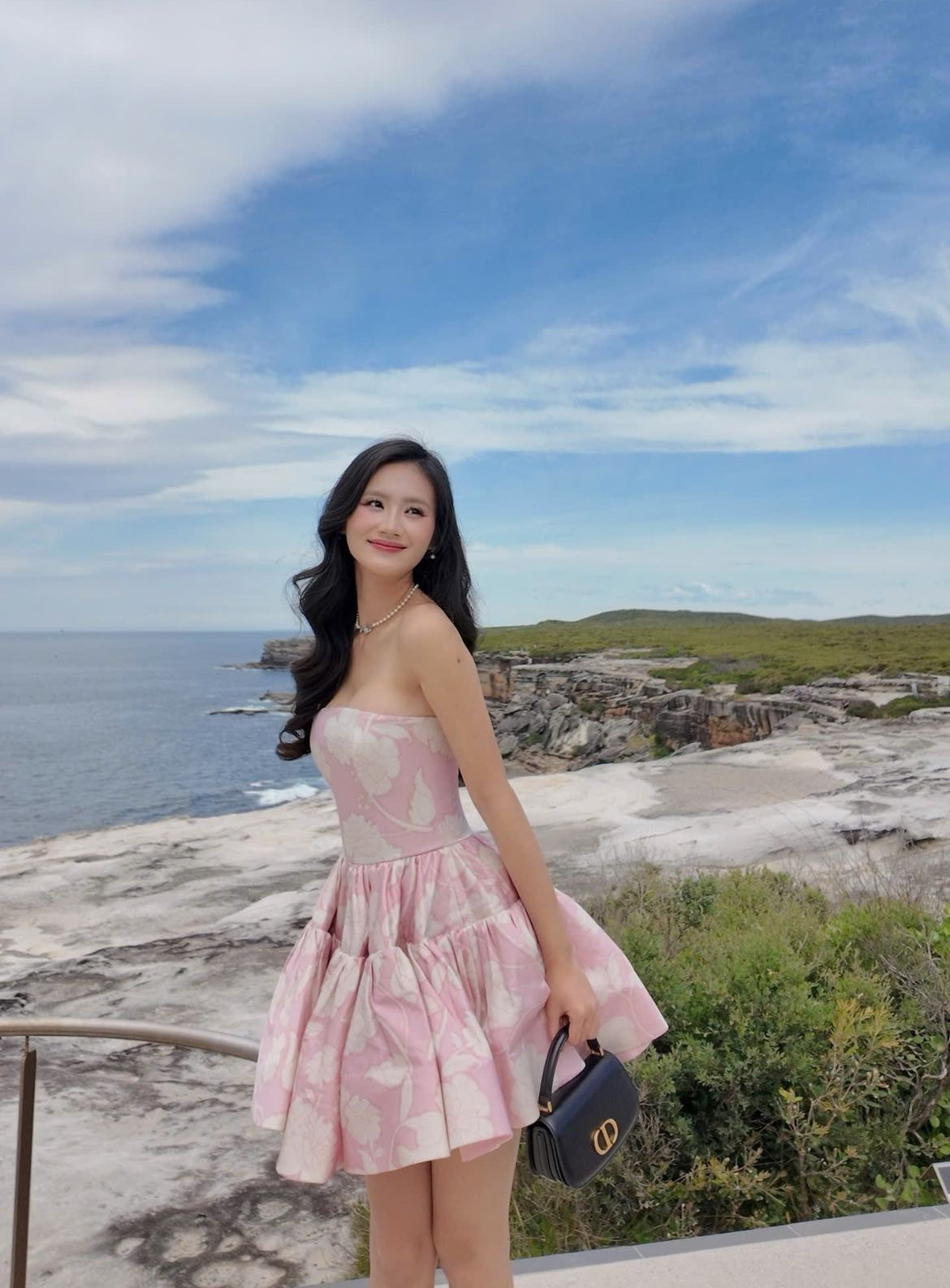 Cảnh đẹp ở Australia càng tôn lên vẻ đẹp của Ý Nhi.