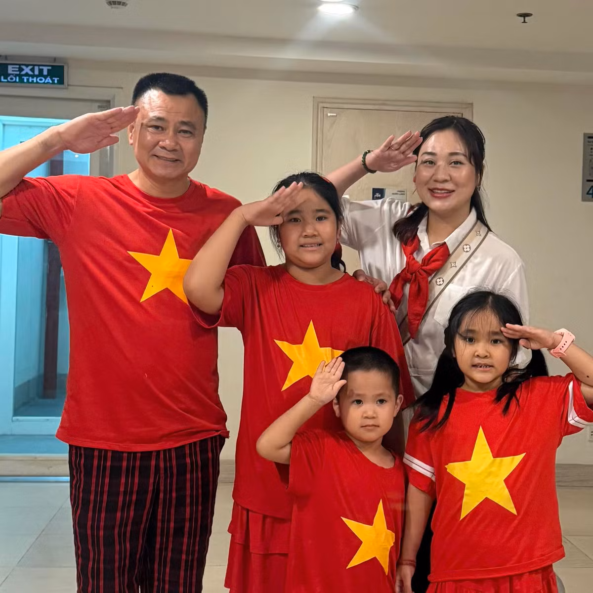 NSND Tự Long cùng vợ con chụp ảnh hưởng ứng đại lễ 2/9. Ảnh: FB Tự Long