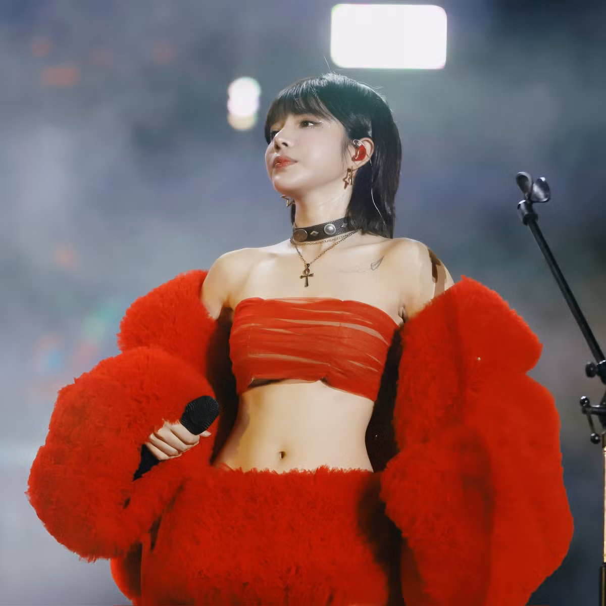 Tin tức sao Việt 8/7: LyLy mặc trang phục đỏ rực, thiết kế táo bạo trên sân khấu. Ảnh: FB Nguyễn Hoàng Ly