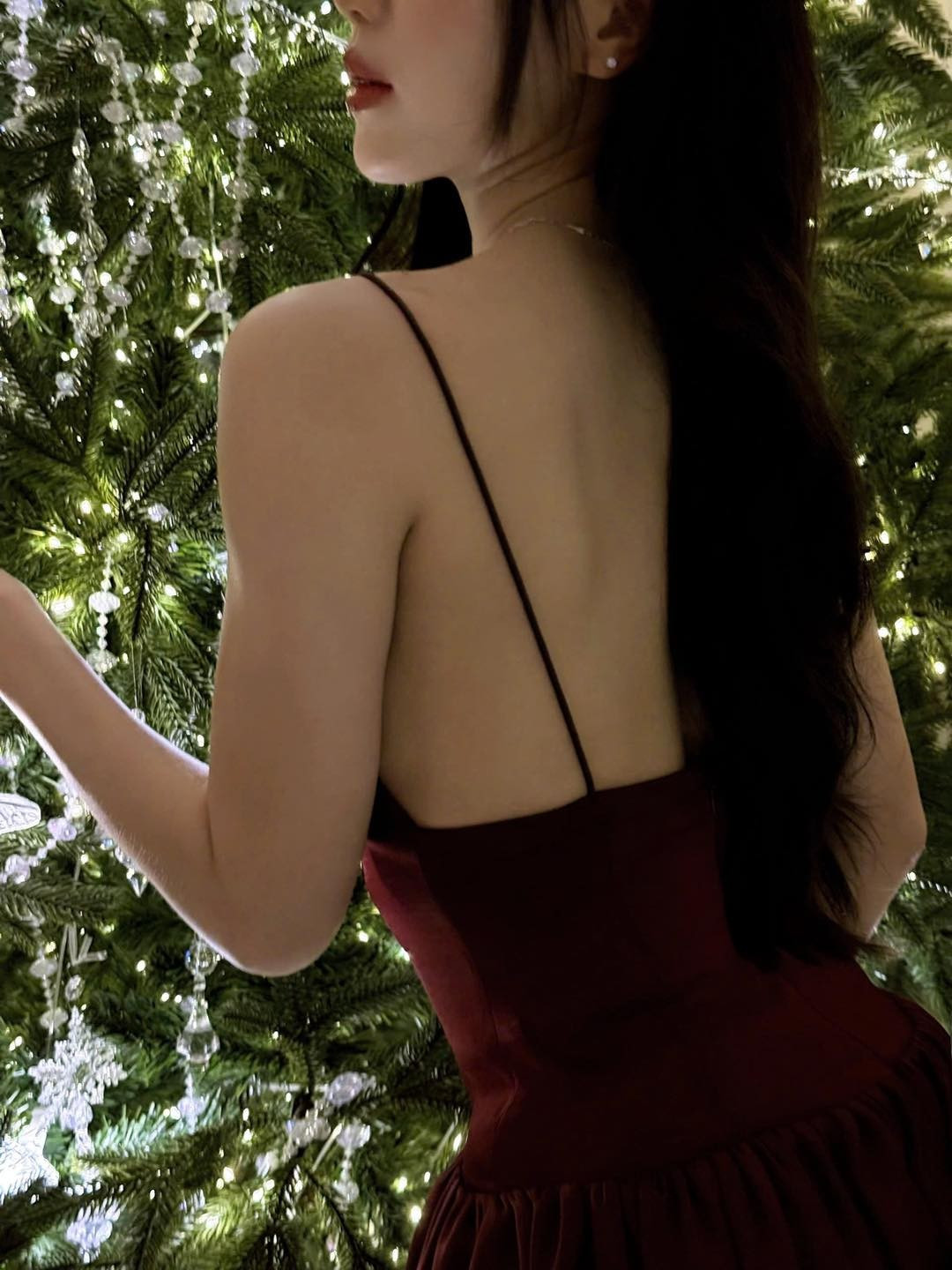 Những thiết kế ôm sát, phối khoảng hở khéo léo giúp nữ diễn viên khoe trọn đường cong ngày càng nóng bỏng và thần thái tự tin.