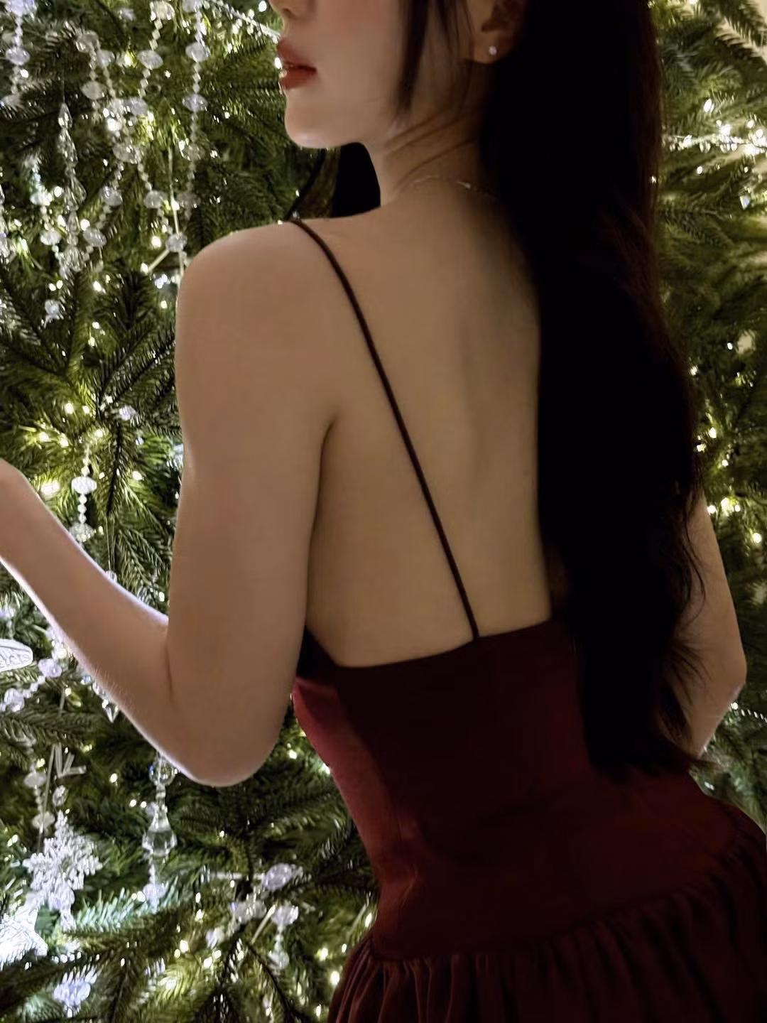 Những thiết kế ôm sát, phối khoảng hở khéo léo giúp nữ diễn viên khoe trọn đường cong ngày càng nóng bỏng và thần thái tự tin.