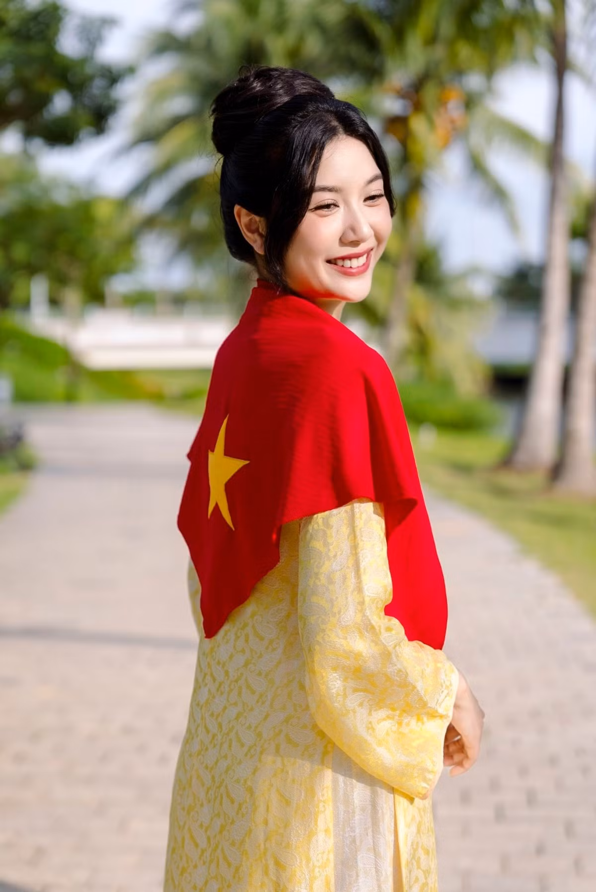 Á hậu Thúy Vân kết hợp hai gam màu đỏ – vàng, vừa rực rỡ vừa tinh tế để tôn vinh lòng tự hào dân tộc. Ảnh: FB Thúy Vân