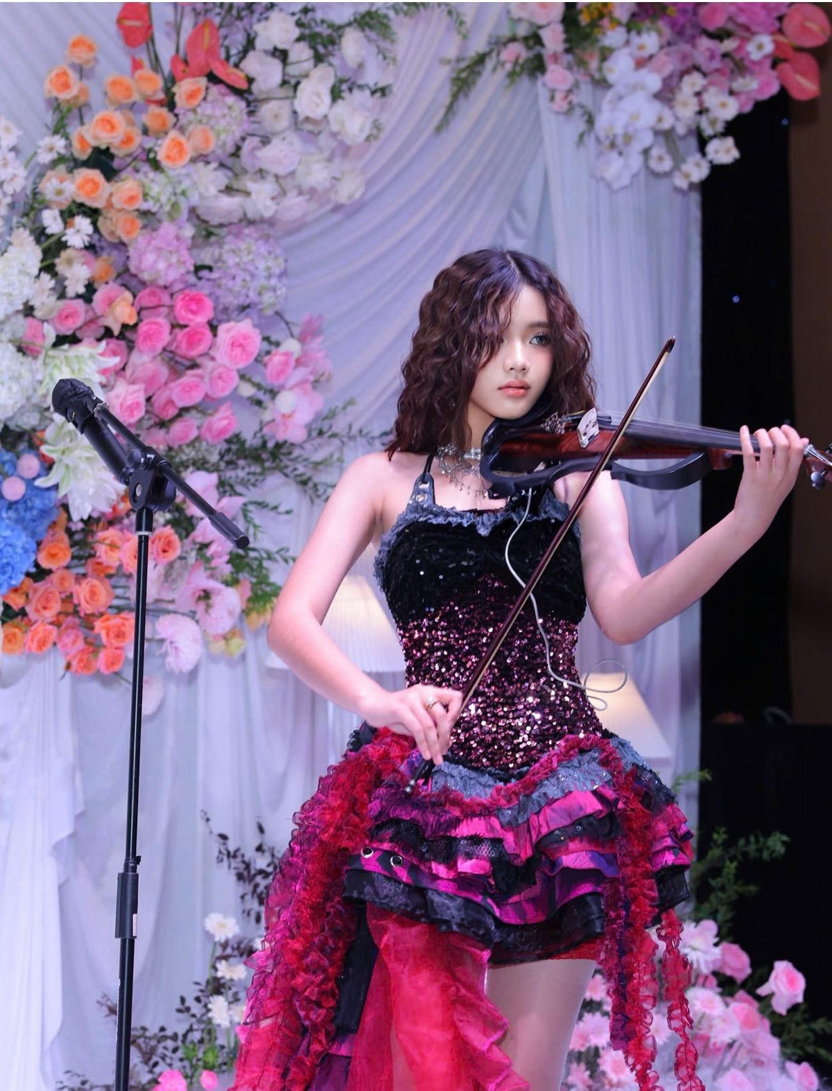 Ở tuổi 16, Thiên Nga sở hữu chiều cao 1m75 cùng thân hình cân đối, được nhiều người nhận xét có đường nét sắc sảo, thần thái giống gái Tây.