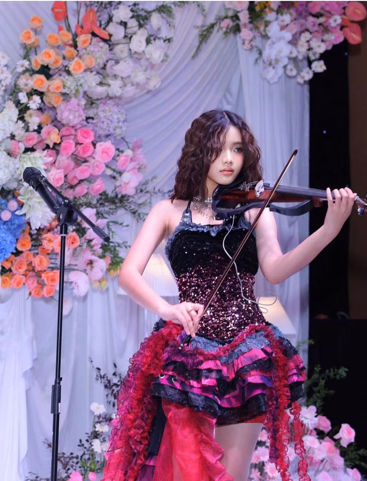 Ở tuổi 16, Thiên Nga sở hữu chiều cao 1m75 cùng thân hình cân đối, được nhiều người nhận xét có đường nét sắc sảo, thần thái giống gái Tây.