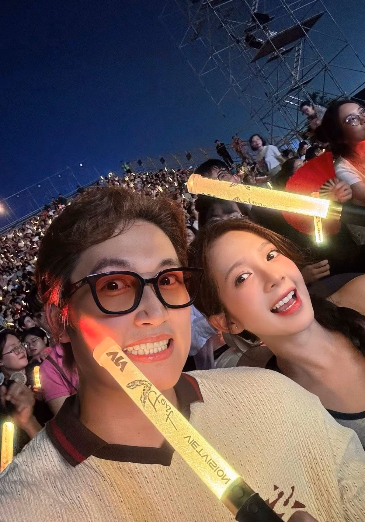 Vợ chồng Đình Tú - Ngọc Huyền cùng nhau đi xem concert. Ảnh: FB Nguyễn Đình Tú