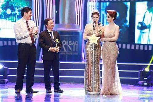 Việc tự tay "khui" lại ảnh cũ của Trương Quỳnh Anh không chỉ là cách cô kết nối với người hâm mộ mà còn là sự hưởng ứng trào lưu so sánh diện mạo xưa và nay đang cực kỳ phổ biến trong giới nghệ sĩ Việt.