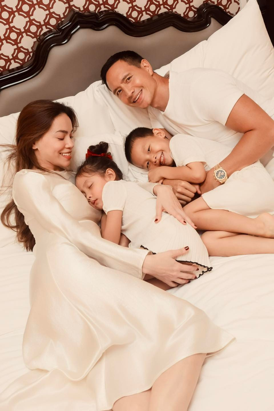 Hồ Ngọc Hà và Kim Lý thực hiện bộ ảnh mừng cặp sinh đôi Lisa - Leon tròn 5 tuổi. Ảnh: FB Ho Ngoc Ha