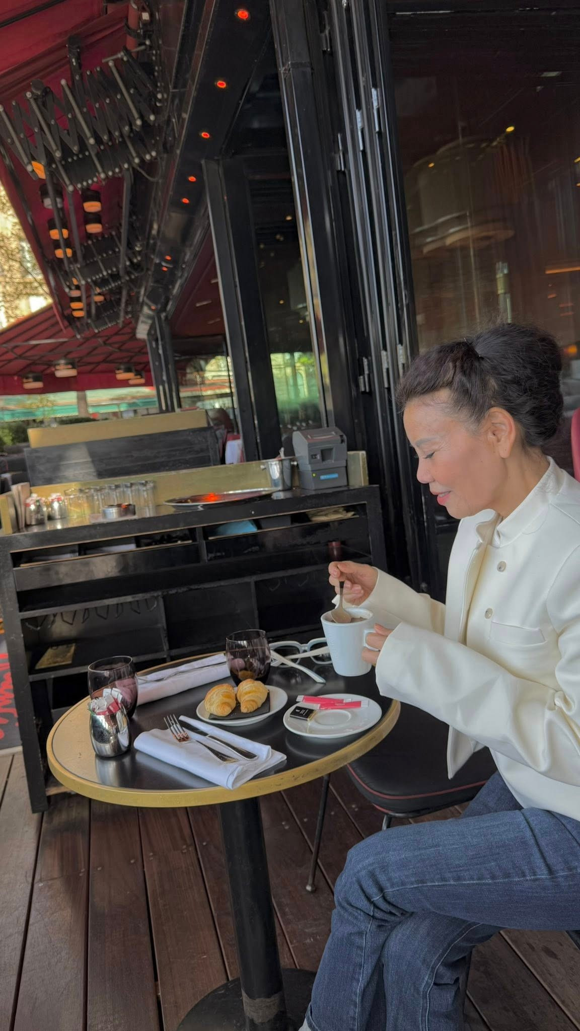 Điểm nhấn trong những khung hình chính là thần thái tự tin cùng gu thời trang thanh lịch, hiện đại của bà Ngọc Hương.