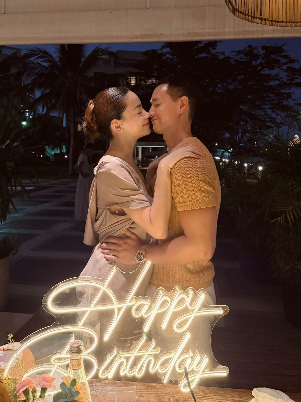 Ca sĩ Hồ Ngọc Hà làm tiệc mừng sinh nhật cho Kim Lý tại một khu nghỉ dưỡng. Ảnh: FB Ho Ngoc Ha