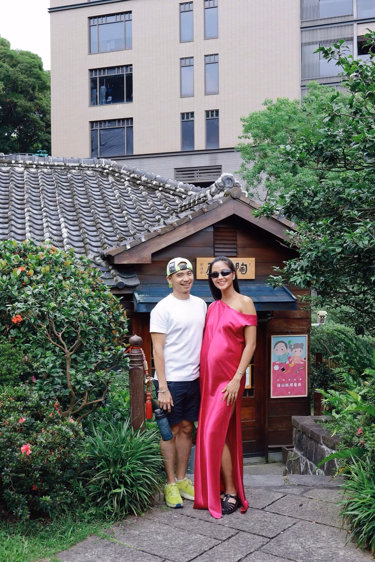 Vợ chồng H'Hen Niê vi vu Đài Loan. Ảnh: FB H'Hen Niê