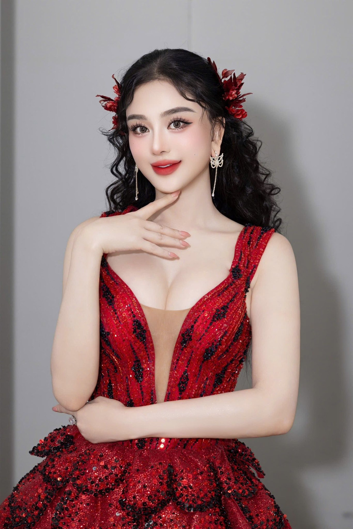 Lâm Khánh Chi diện đầm đính đá màu đỏ rực, đến ủng hộ Đàm Vĩnh Hưng. Ảnh: FB Lâm Khánh Chi