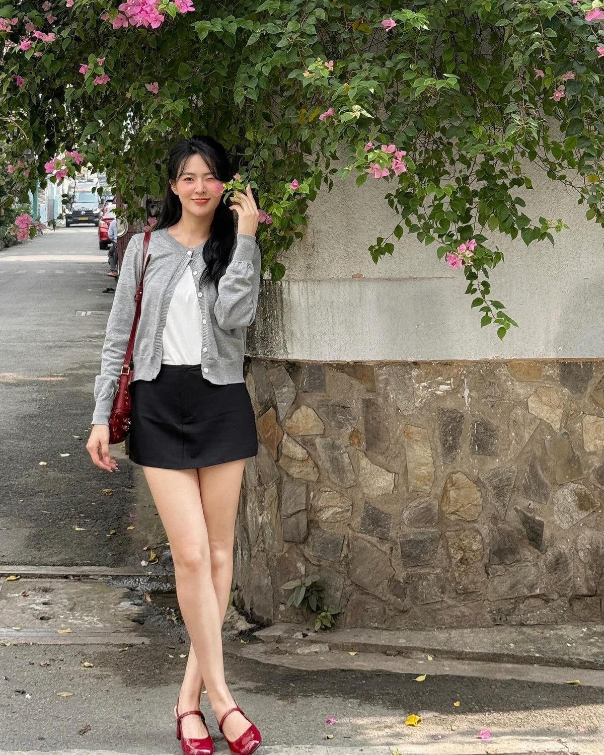 Trên mạng xã hội, Minh Trang thường xuyên chia sẻ những khoảnh khắc đời thường giản dị nhưng vẫn giữ trọn nét duyên dáng.