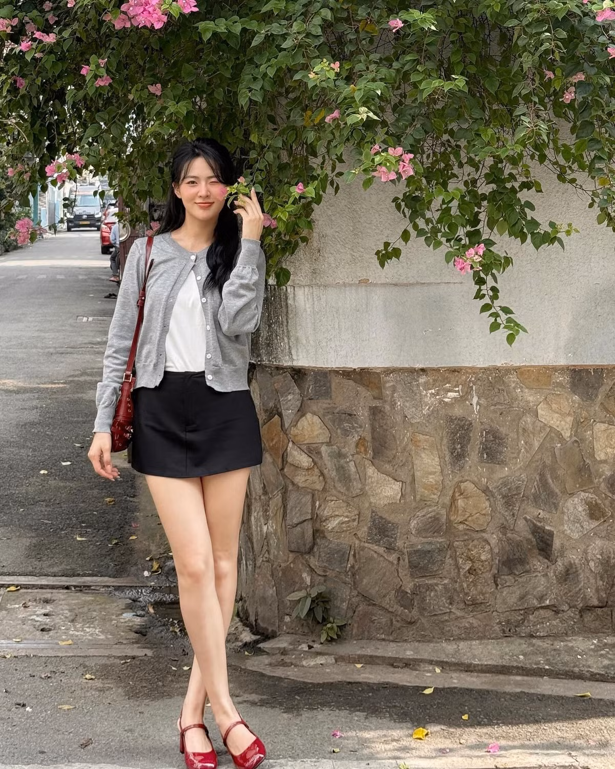 Trên mạng xã hội, Minh Trang thường xuyên chia sẻ những khoảnh khắc đời thường giản dị nhưng vẫn giữ trọn nét duyên dáng.