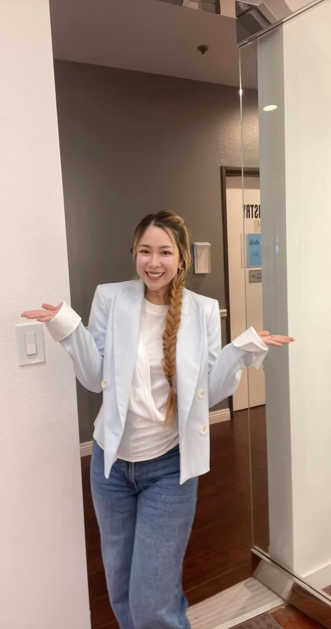 Những năm gần đây, Duy Uyên thường khoe hôn nhân viên mãn khi được chồng yêu chiều, có hai con đủ nếp - tẻ. Ảnh: FB Duy-uyen Nguyen