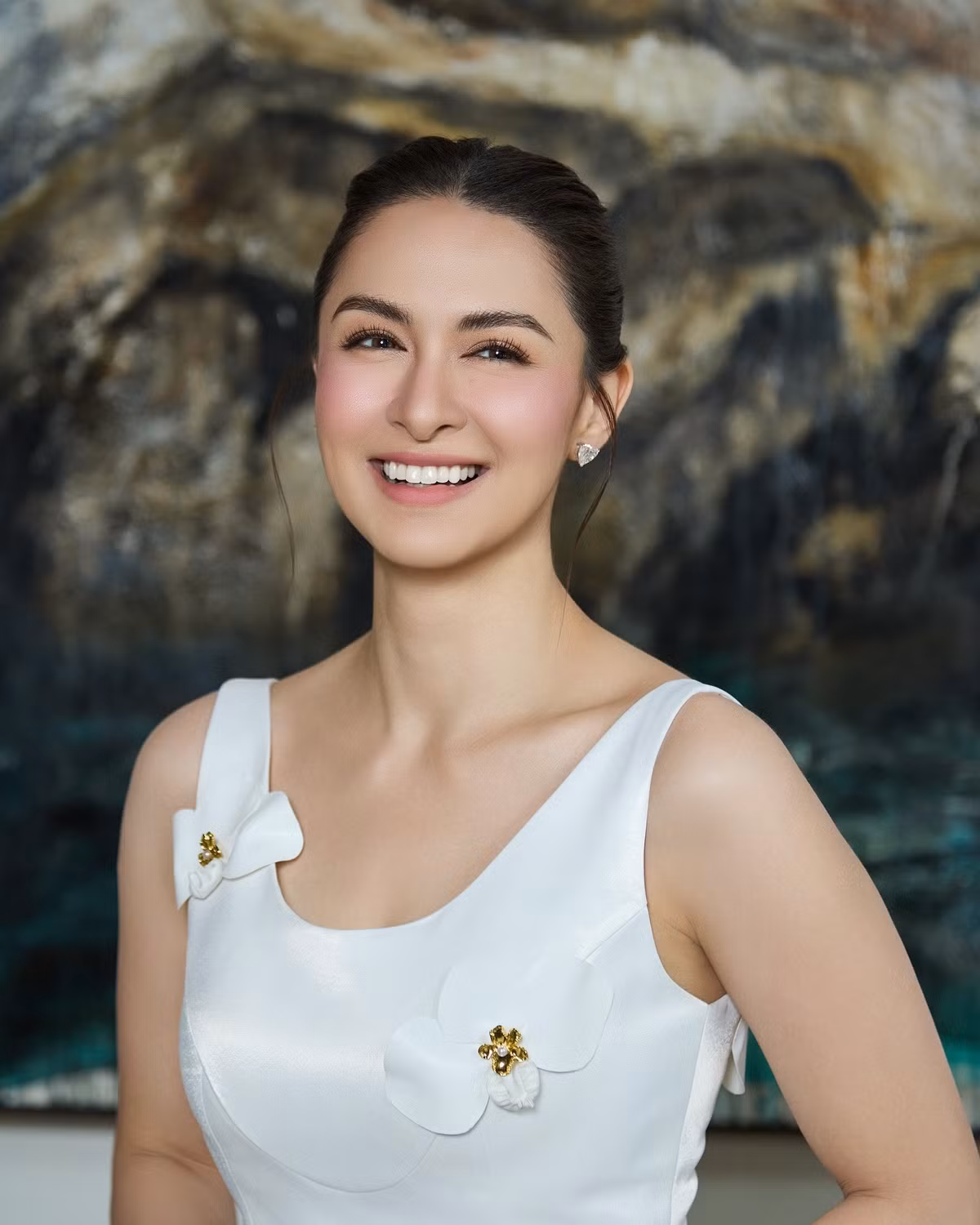 Cô gây ấn tượng với vóc dáng gọn gàng, đường nét gương mặt thanh tú cùng làn da căng bóng – điều mà nhiều phụ nữ cùng độ tuổi mơ ước.