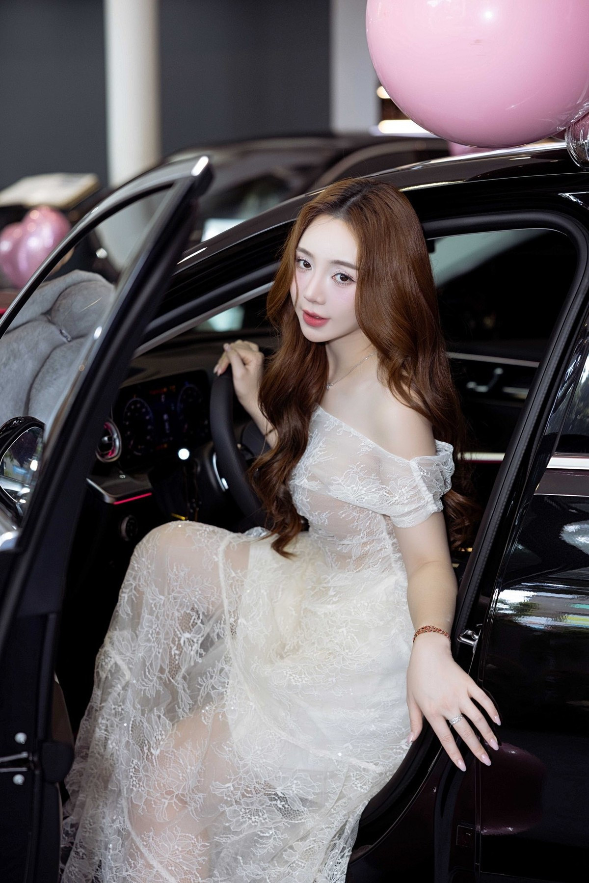 Không kém cạnh đàn chị, Quỳnh Kool cũng vừa tậu cho mình xế hộp sang xịn mịn. Theo giới thạo xe thì dòng xe này có giá 2 tỷ đồng.