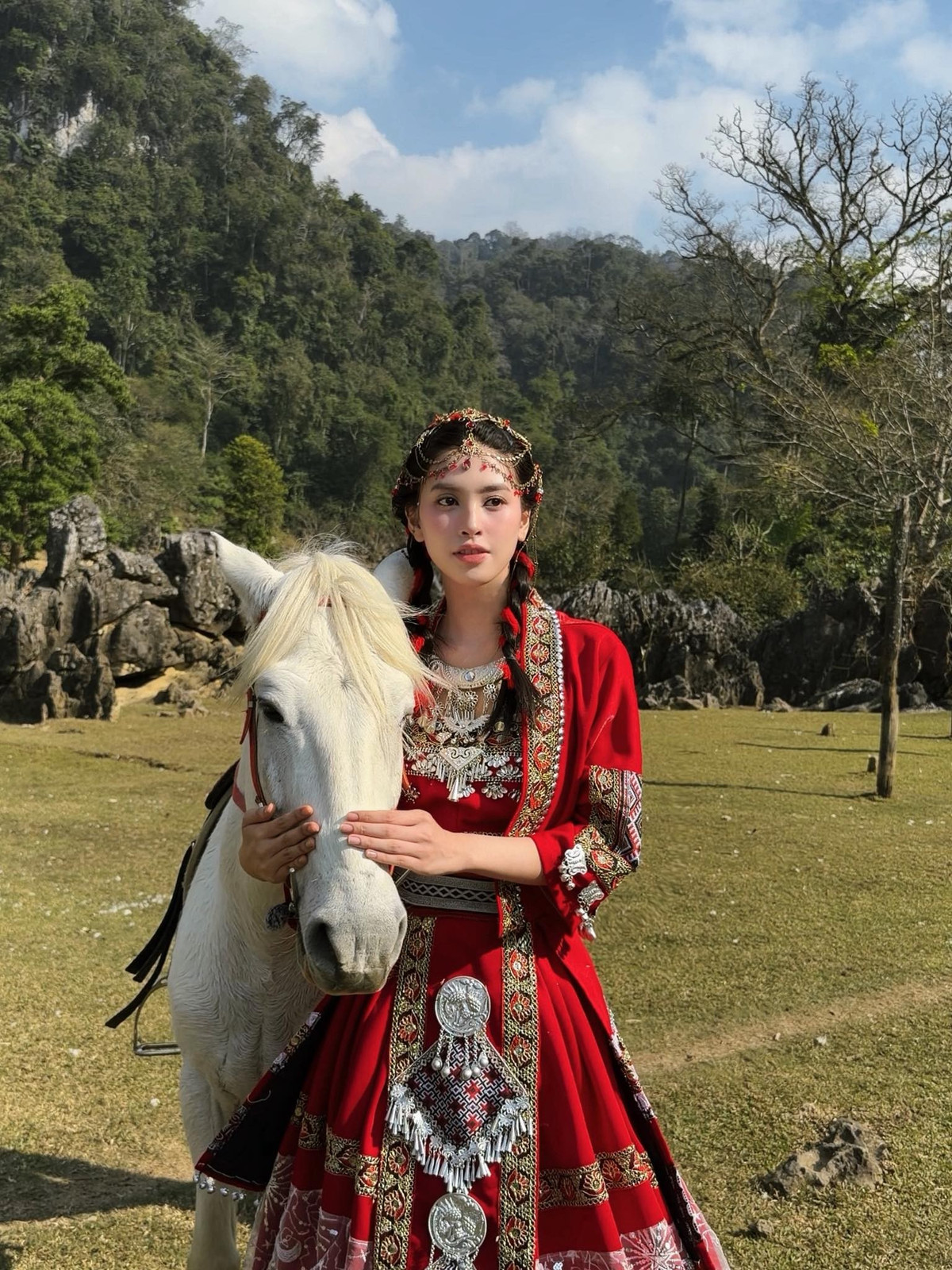 Hoa hậu Tiểu Vy khoe nhan sắc rực rỡ khi đến Mộc Châu. Ảnh: FB