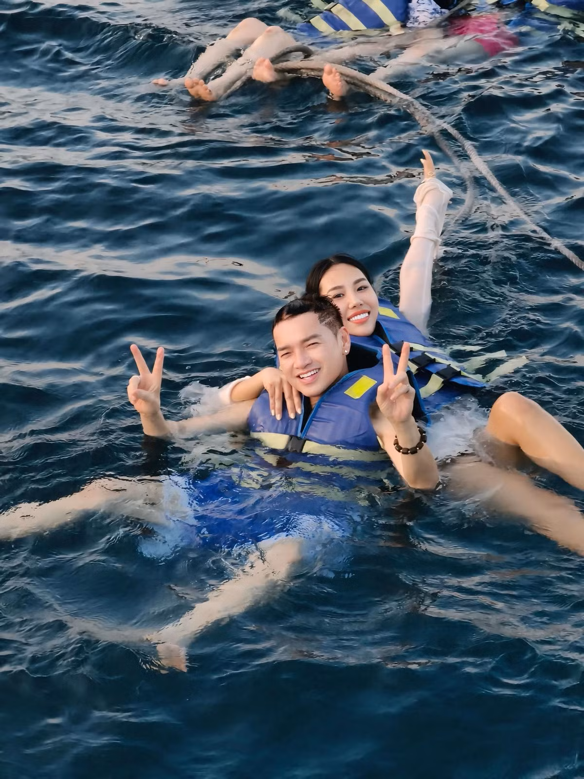 Gia đình nhỏ cũng hay diện đồ đôi trong các chuyến du lịch, đi chơi, lưu giữ nhiều khoảnh khắc ngọt ngào.